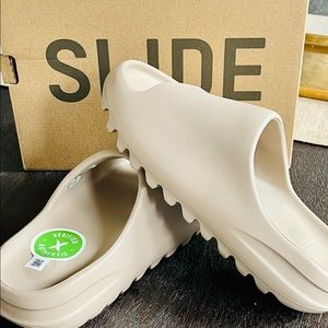 Yeezy Slides (original) NWT!